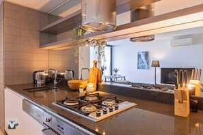 Apartment, 1 Bedroom (VAB813C) | Private kitchen | Fridge, microwave, oven, stovetop