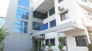 Un bâtiment moderne avec une enseigne indiquant « Akashi Executive » et « Hôtel Akashi ».