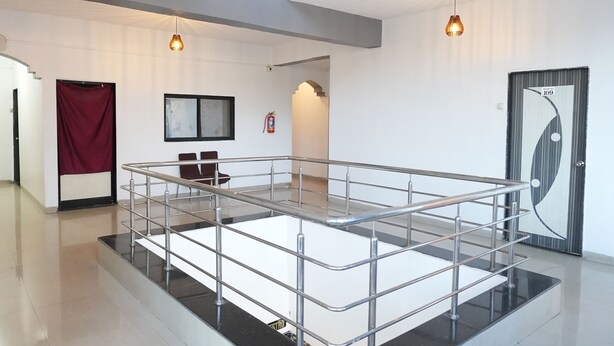 Un intérieur spacieux et moderne, doté d’un espace central ouvert, d’un escalier et d’une mezzanine.