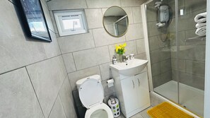 Sèche-cheveux, serviettes fournies, savon, papier toilette