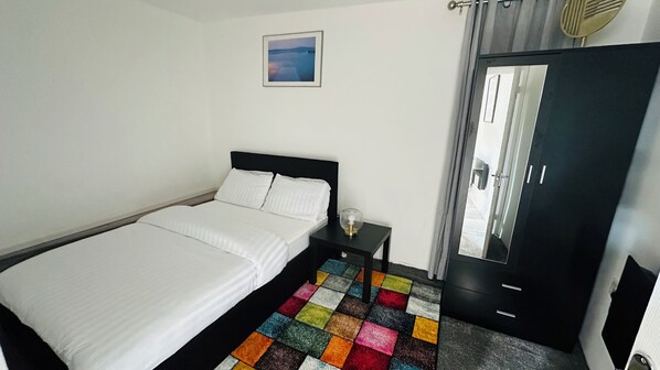 1 chambre, fer et planche à repasser, lit parapluie, Wi-Fi