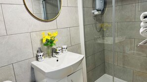 Hair dryer, towels, soap, toilet paper - Cosy and Comfy Deluxe Luxury Apartment close to the o2 Arena, Cutty Sack / Parks (London)