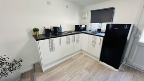 Kühlschrank, Mikrowelle, Ofen, Wasserkocher mit Kaffee-/Teezubehör