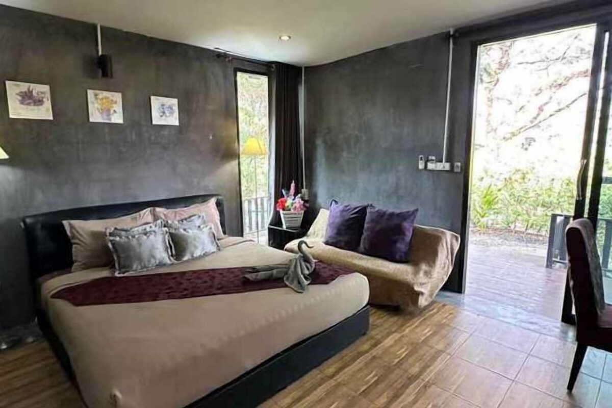 Een minibar, een bureau, gratis wifi, beddengoed
