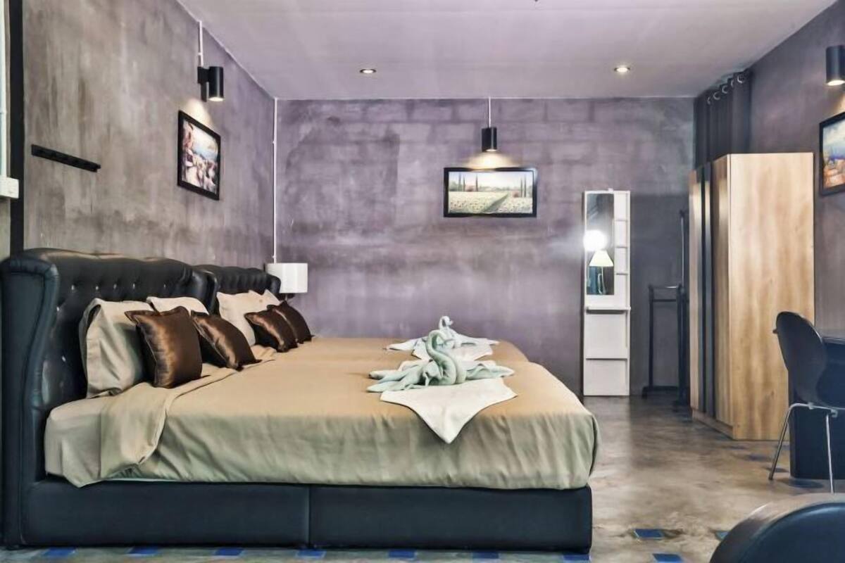 Minibar, escritorio, wifi gratis y ropa de cama