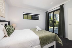 1 bedroom, iron/ironing board, WiFi, bed sheets - Adorable Fresh 1BR Apt with parking, Central, WIFI (West End)