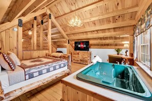 2 bedrooms, desk, iron/ironing board, free WiFi - Lover`s Lodge - Jacuzzi - Pet (ALBRIGHTSVLLE)