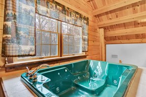 Interior - Lover`s Lodge - Jacuzzi - Pet (ALBRIGHTSVLLE)