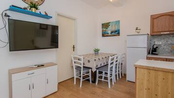 Leilighet – basic, bakgårdsutsikt | Spiseområde på rommet