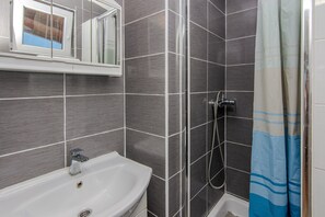 Basic Apartment, Courtyard View | Bathroom | Shower, hair dryer, towels