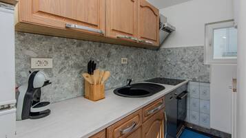 Apartemen Basic, pemandangan halaman | Dapur pribadi | Lemari es besar, microwave, oven, dan mesin pencuci piring