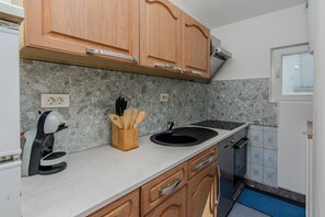 Appartement, vue cour intérieure | Cuisine privée | Grand réfrigérateur, micro-ondes, four, lave-vaisselle