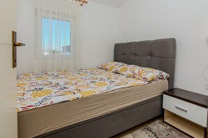 Apartamento básico, vista para o pátio | 2 quartos, Wi-Fi de cortesia, roupa de cama