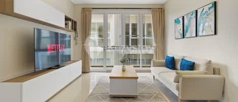 Departamento, 2 habitaciones, vista al jardín | Área de sala de estar | Televisión de pantalla plana