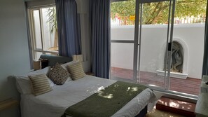 Chambre Confort Double ou avec lits jumeaux | Coffres-forts dans les chambres, Wi-Fi