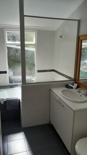 Quarto casal ou duplo conforto | Banheiro | Chuveiro/banheira combinados, secador de cabelo, toalhas de banho 