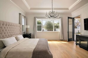 4 sovrum, skrivbord, strykjärn/strykbräda och resesäng