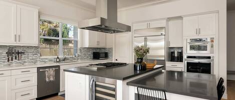 冷蔵庫、電子レンジ、オーブン、コンロ