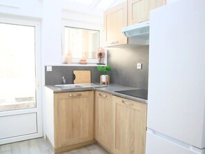 Køleskab, mikrobølgeovn, kogeplade, brødrister