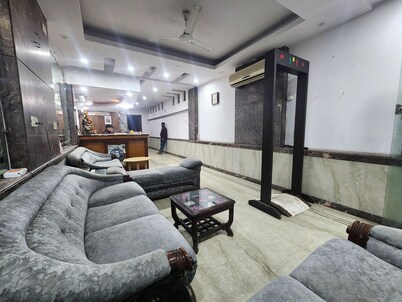 Hotel Mid Town with AC, WiFi in New Delhi