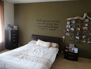3 bedrooms, iron/ironing board, WiFi, bed sheets - Warm, child-friendly home with swimming pool and vegetable garden (La Garde)