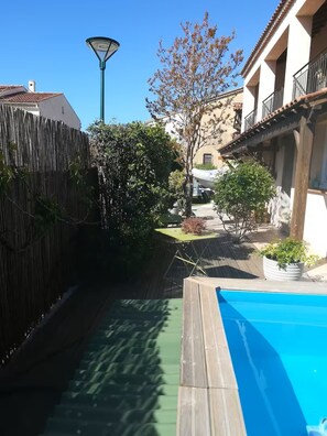 Property grounds - Warm, child-friendly home with swimming pool and vegetable garden (La Garde)