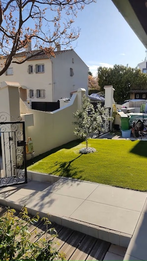Property grounds - Warm, child-friendly home with swimming pool and vegetable garden (La Garde)