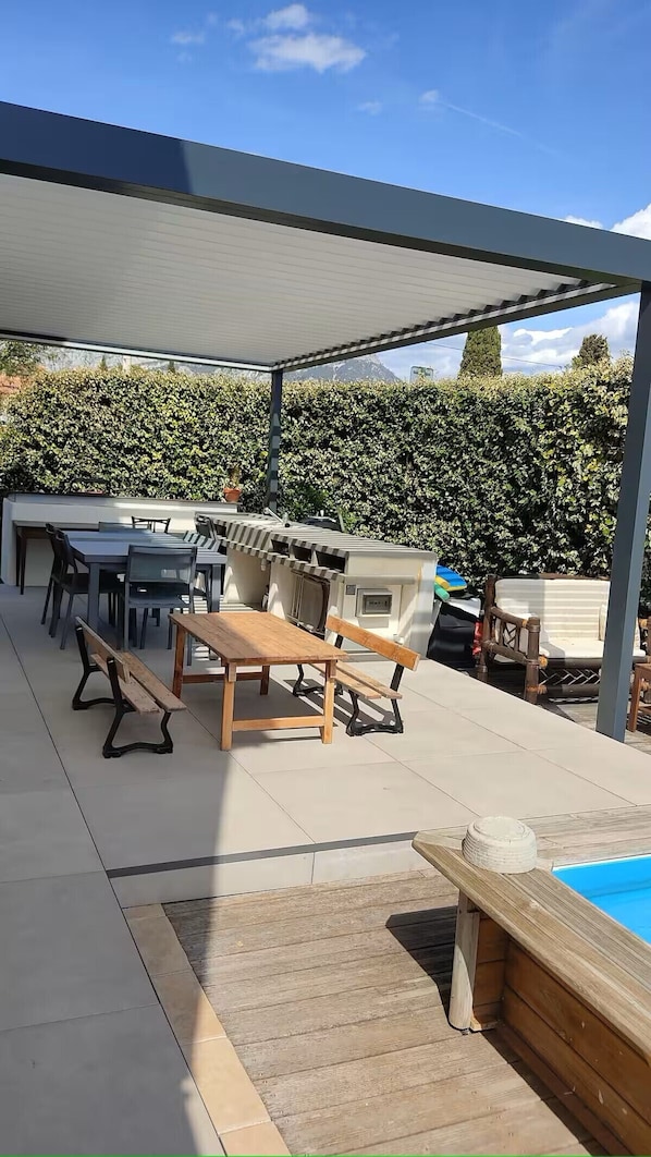 Outdoor dining - Warm, child-friendly home with swimming pool and vegetable garden (La Garde)