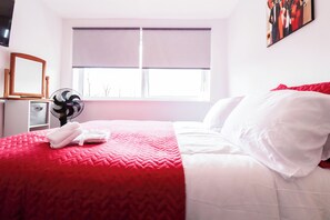 2 bedrooms, in-room safe, desk, iron/ironing board - Contractor/Holiday Ready! - Orpington 2-Bed House/Office Room, Free Parking (Orpington)