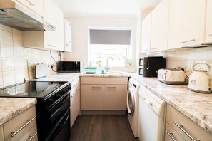 Fridge, microwave, oven, stovetop - Contractor/Holiday Ready! - Orpington 2-Bed House/Office Room, Free Parking (Orpington)