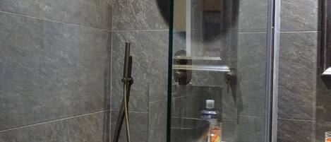Douche, séchoir à cheveux, serviettes fournies, savon