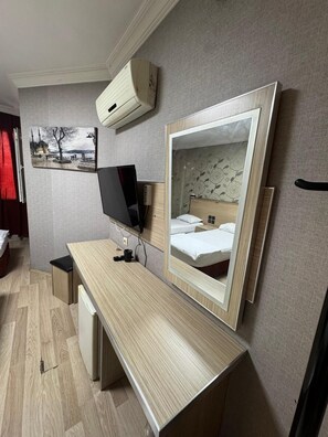 Habitación triple económica, vista a la ciudad | Escritorio, cortinas blackout y wifi gratis 