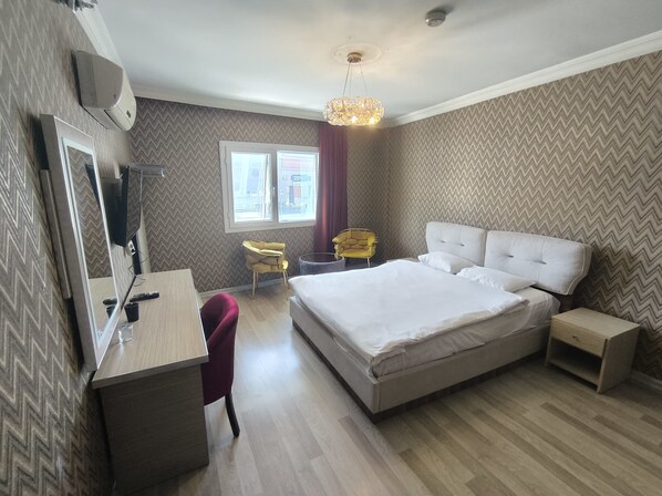 Chambre double, vue sur la ville | Bureau, rideaux d’obscurcissement, accès au Wi-Fi (inclus)