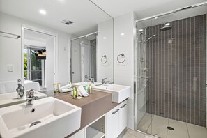 Douche, séchoir à cheveux, serviettes fournies