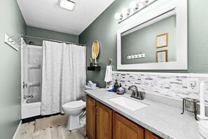 Douche, séchoir à cheveux, serviettes fournies, savon