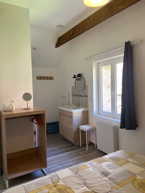 1 chambre, fer et planche à repasser, Wi-Fi, draps fournis