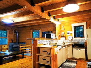 Kjøleskap, mikrobølgeovn, kokeplater og kaffetrakter/tekoker