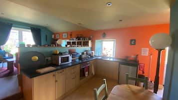 Cottage | Cuisine privée | Réfrigérateur, micro-ondes, four, plaque de cuisson