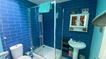 Cottage | Bathroom | Shower, towels