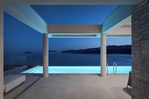 Pool - Luxurious Seafront Villa Karystos (Karystos)