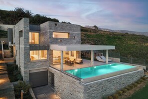 Pool - Luxurious Seafront Villa Karystos (Karystos)