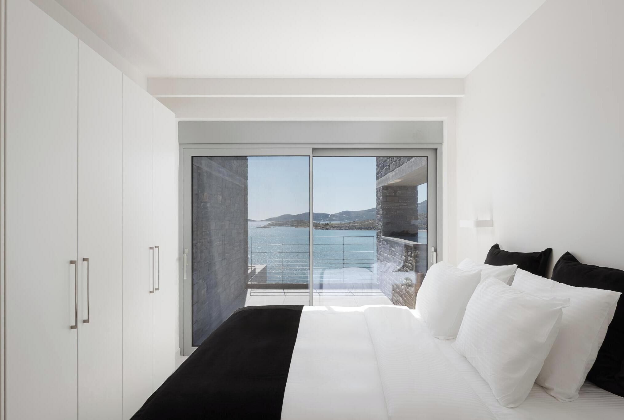 5 bedrooms, iron/ironing board, WiFi, bed sheets