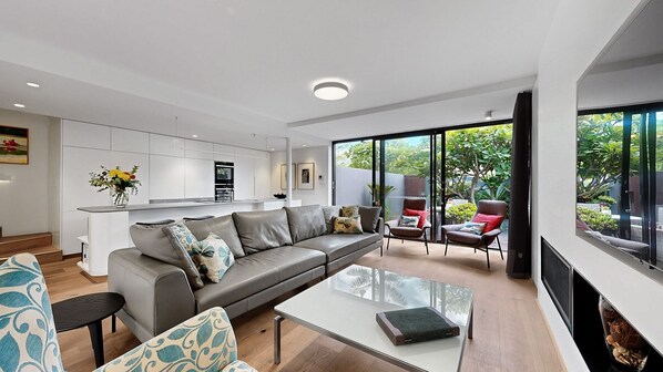 Smart-tv, een open haard en boeken