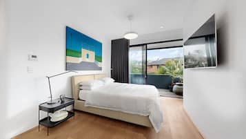 3 bedrooms, desk, iron/ironing board, free WiFi