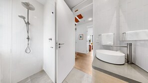 Een douche, een haardroger, handdoeken