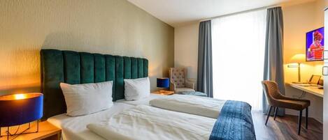 Espacio para trabajar con laptop y cortinas blackout