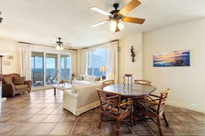 ファミリー コンドミニアム 3 ベッドルーム ビーチビュー ビーチフロント | リビングルーム | 55 インチのスマートテレビ (デジタル放送視聴可)