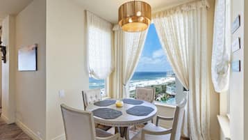 Condo familiar, 3 habitaciones, vista a la playa, frente al mar | Servicio a la habitación
