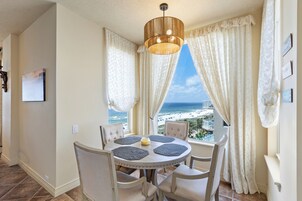 家庭公寓式客房, 3 间卧室, 海滩景观, 海滨 | 客房内用餐