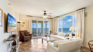 Condo familiar, 3 habitaciones, vista a la playa, frente al mar | Sala de estar | Smart TV de 55 pulgadas con canales digitales